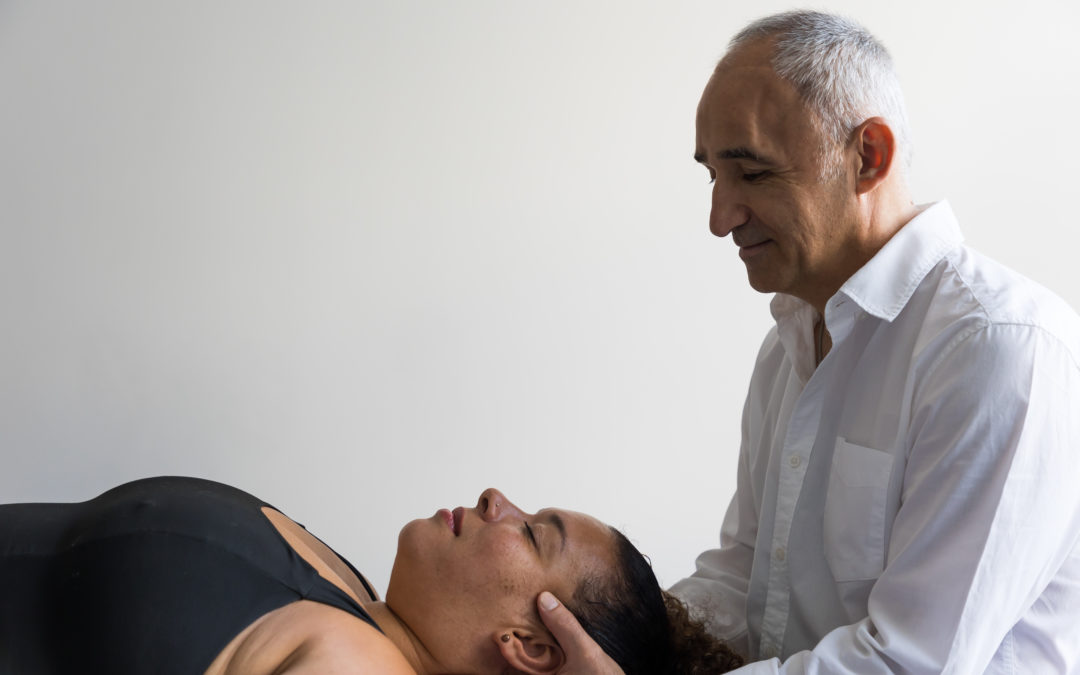 Comment l’ostéopathie crânienne peut-elle aider les maux de tête chroniques?