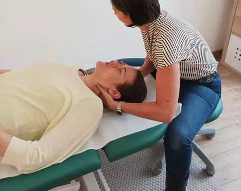 Comment les Techniques de Relaxation en Ostéopathie Réduisent-elles les Maux de Tête?
